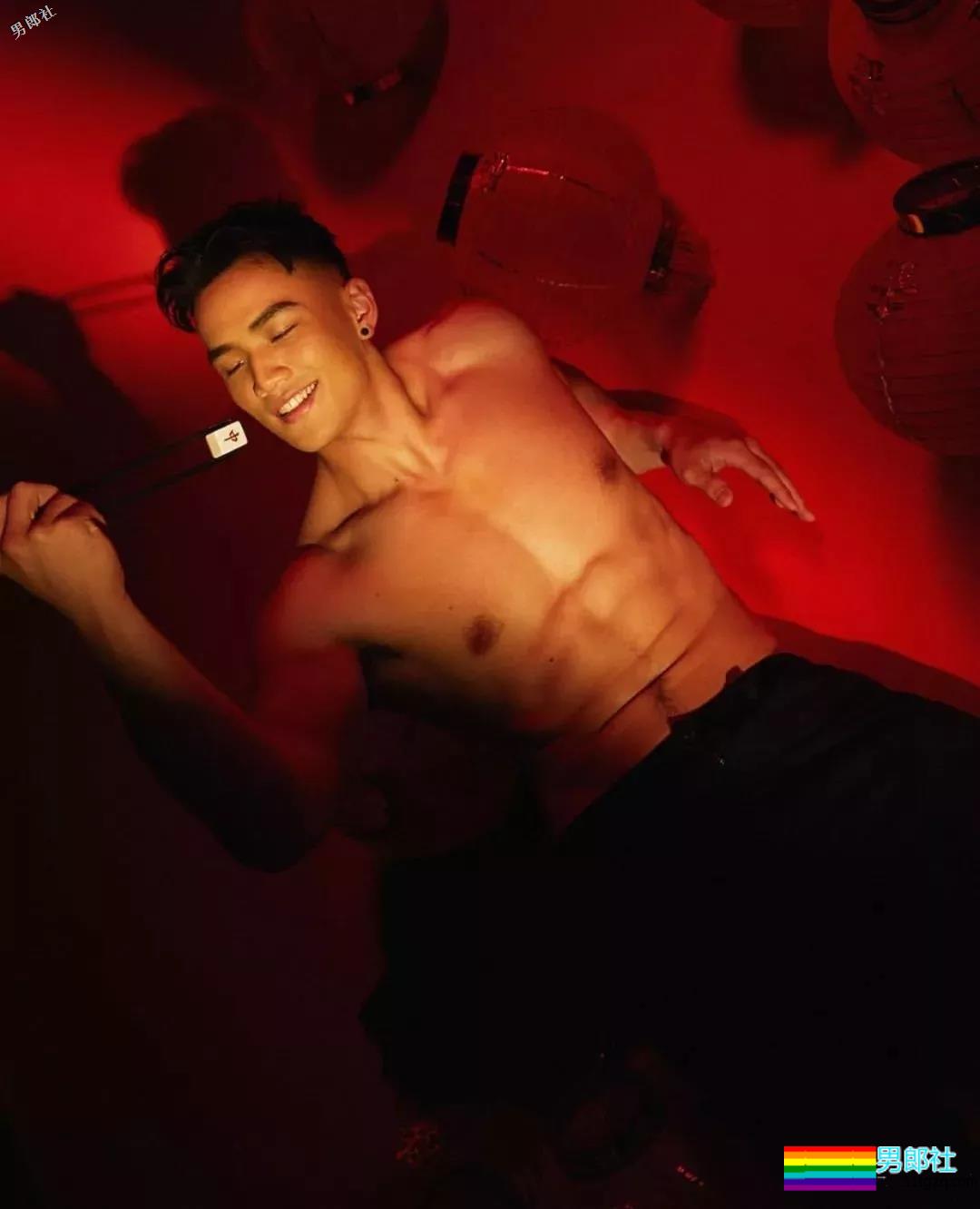 被摄影师.袭.胸的天菜体育生又被攻陷，这么气色的运动小哥给我来一打！ - 51虹马