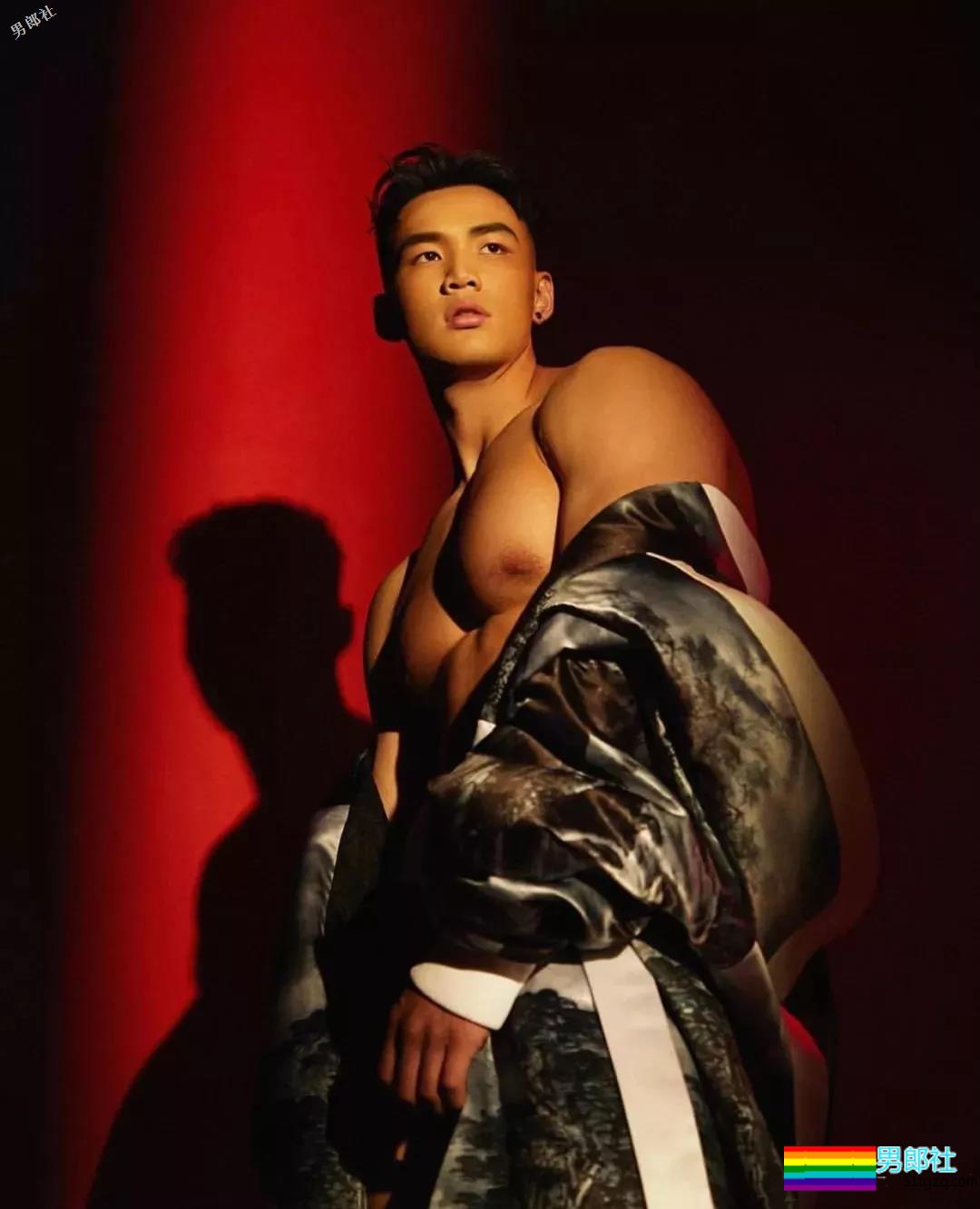 被摄影师.袭.胸的天菜体育生又被攻陷，这么气色的运动小哥给我来一打！ - 51虹马