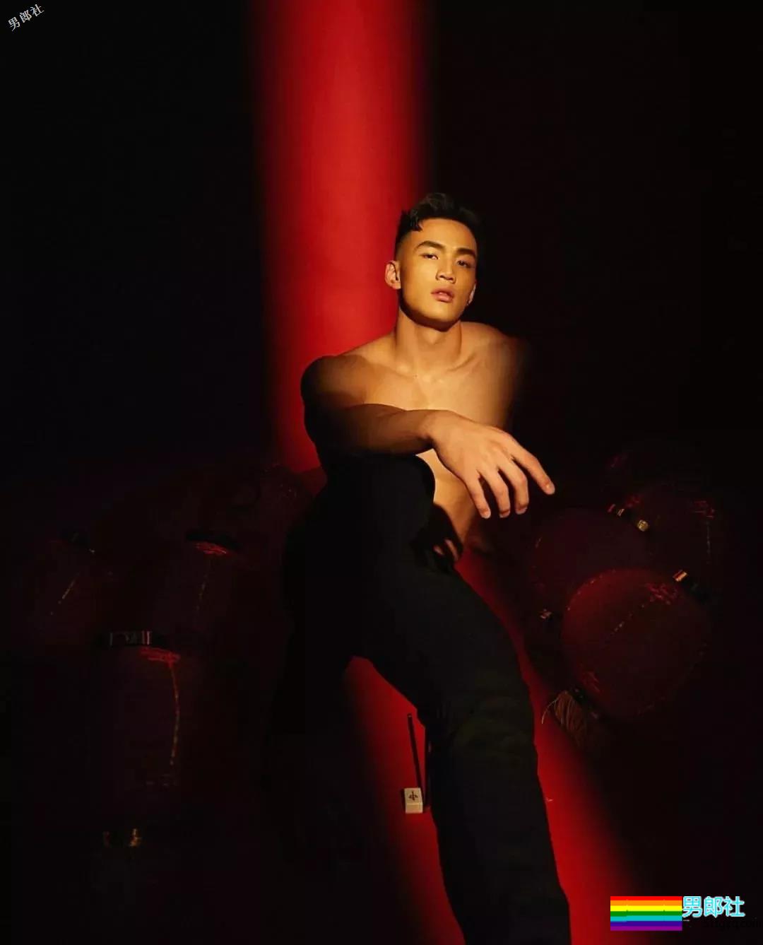 被摄影师.袭.胸的天菜体育生又被攻陷，这么气色的运动小哥给我来一打！ - 51虹马