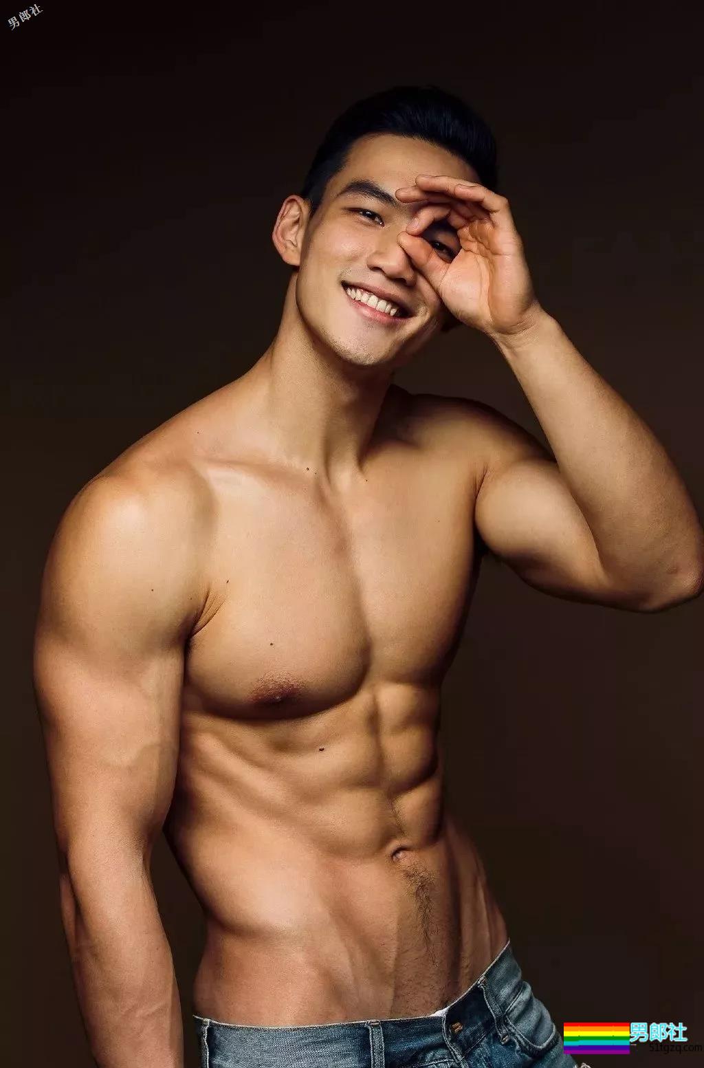 被摄影师.袭.胸的天菜体育生又被攻陷，这么气色的运动小哥给我来一打！ - 51虹马