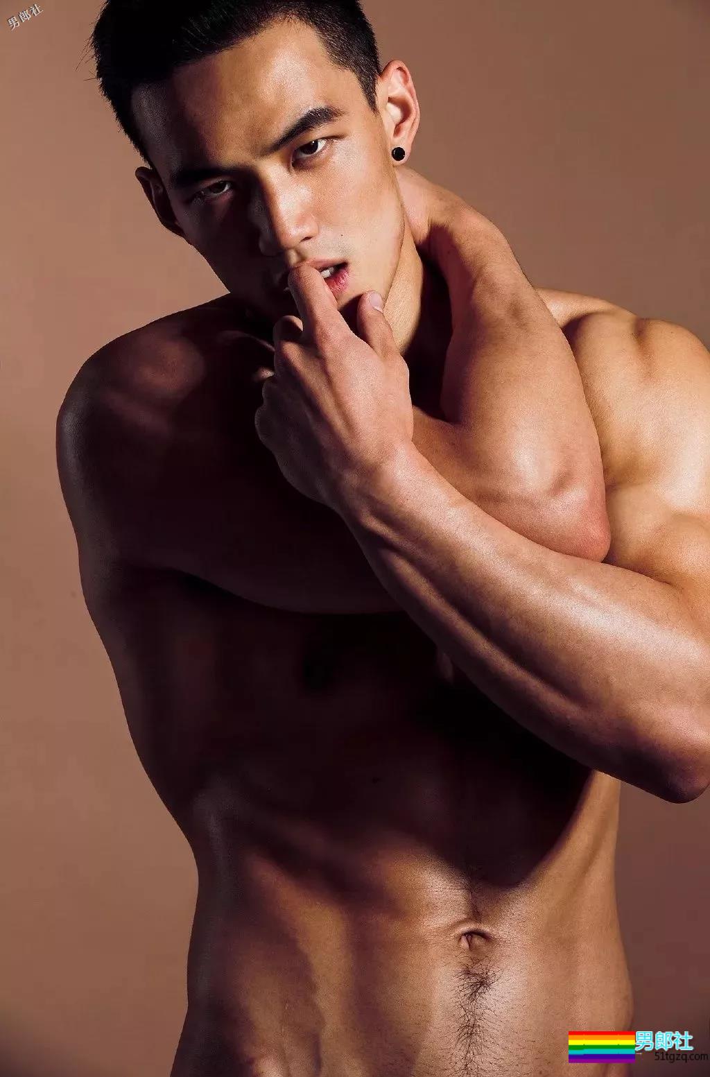 被摄影师.袭.胸的天菜体育生又被攻陷，这么气色的运动小哥给我来一打！ - 51虹马