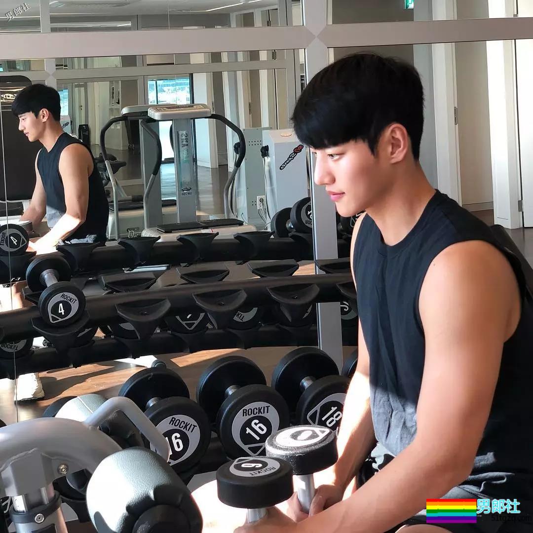 大鼻子和公狗腰，还有天赐大长腿的体育生身材不要太撩人! - 51虹马