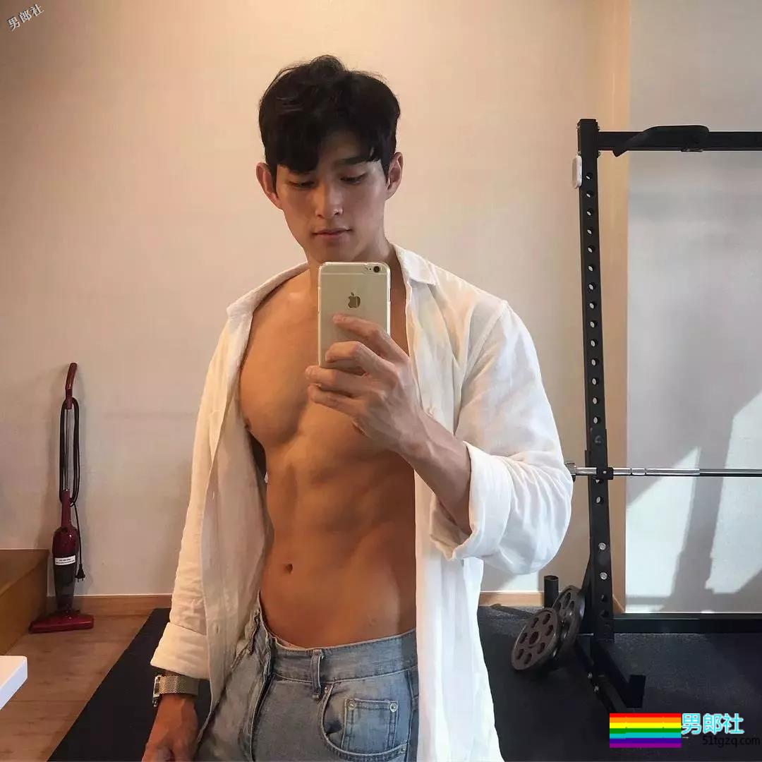 拥有小奶狗的颜值和小狼狗的身材脱光后忍不住想抚摸-51虹马