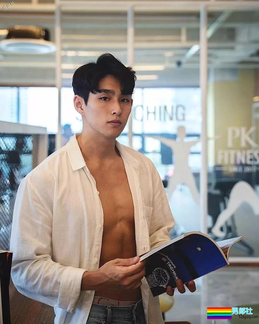 拥有小奶狗的颜值和小狼狗的身材脱光后忍不住想抚摸 - 51虹马