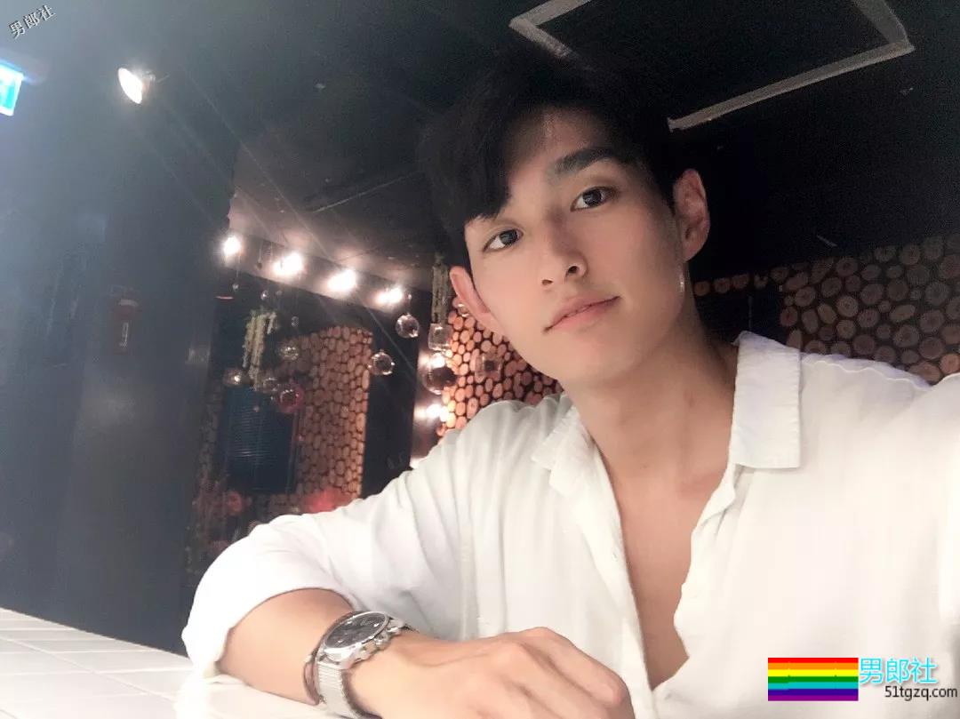 拥有小奶狗的颜值和小狼狗的身材脱光后忍不住想抚摸 - 51虹马