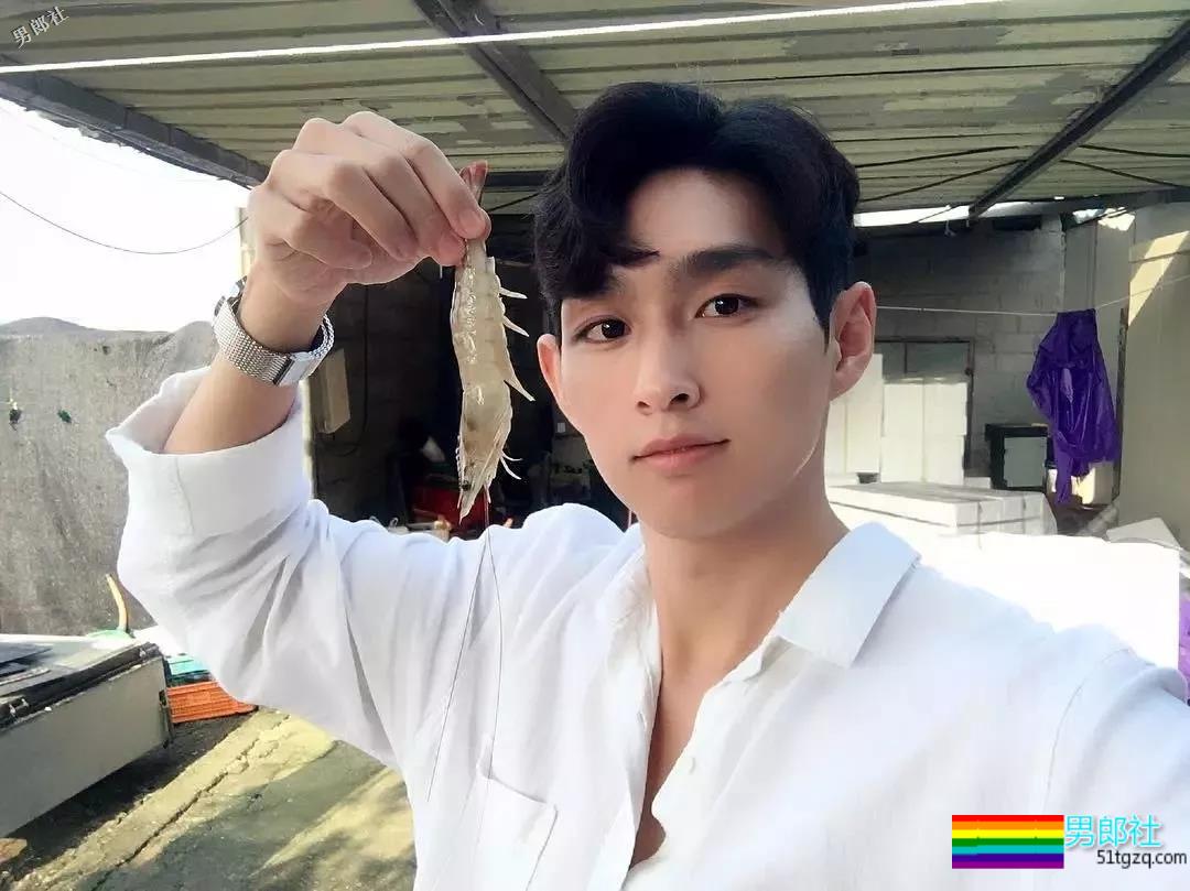 拥有小奶狗的颜值和小狼狗的身材脱光后忍不住想抚摸 - 51虹马