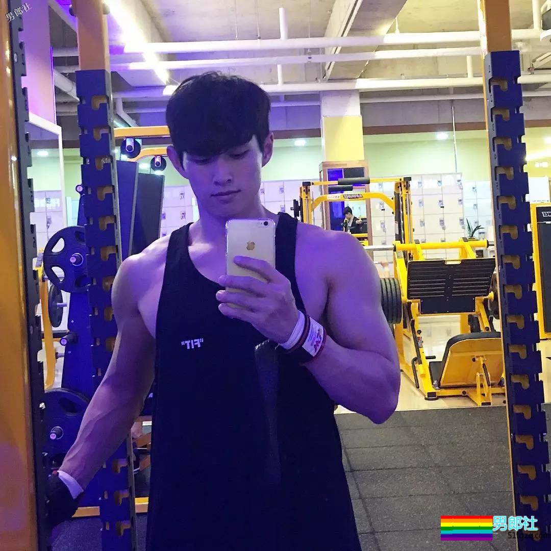 拥有小奶狗的颜值和小狼狗的身材脱光后忍不住想抚摸 - 51虹马