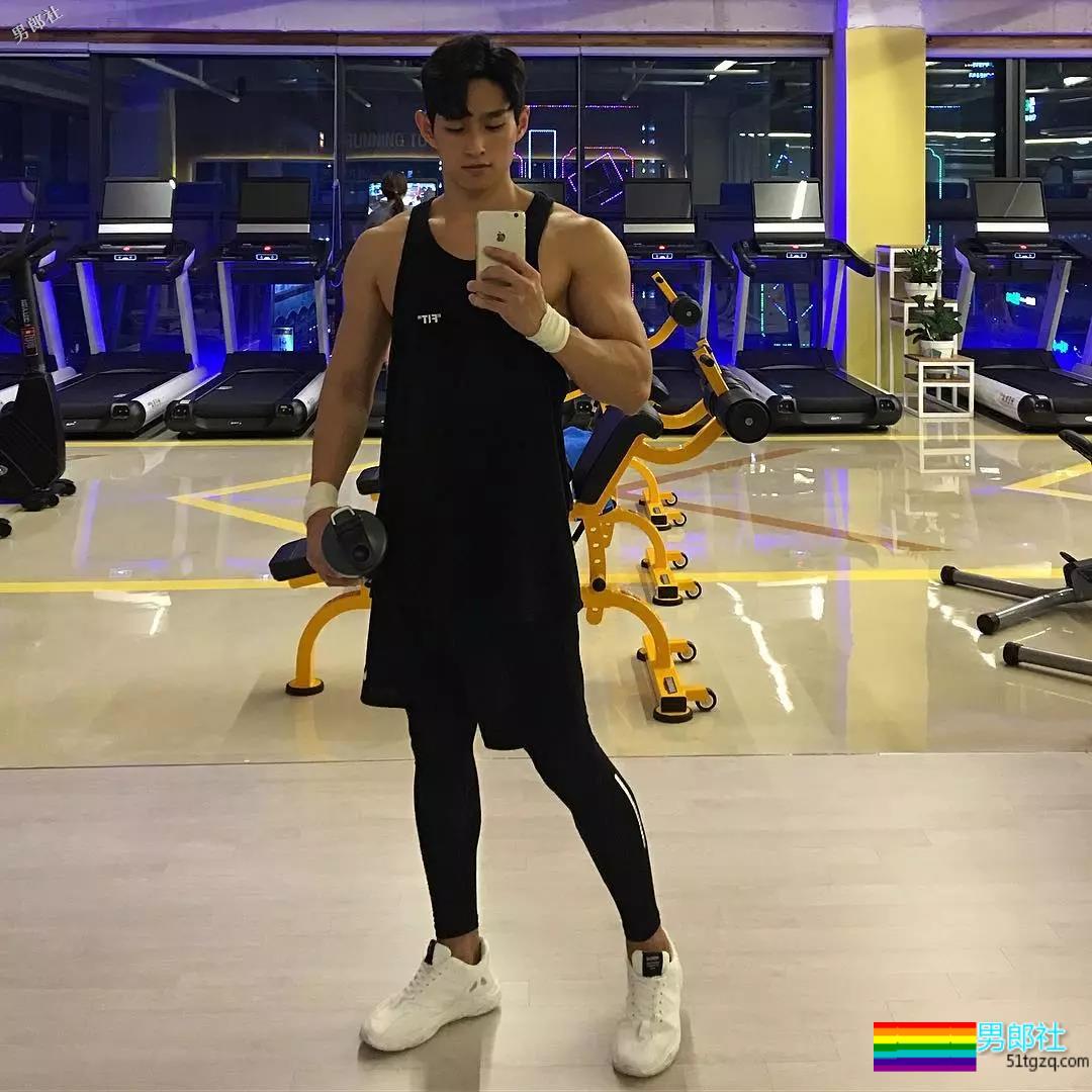 拥有小奶狗的颜值和小狼狗的身材脱光后忍不住想抚摸 - 51虹马