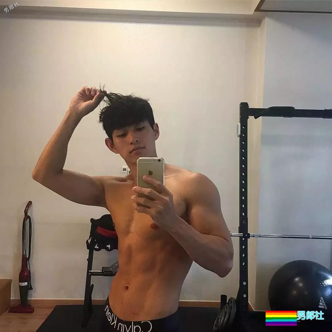 拥有小奶狗的颜值和小狼狗的身材脱光后忍不住想抚摸 - 51虹马