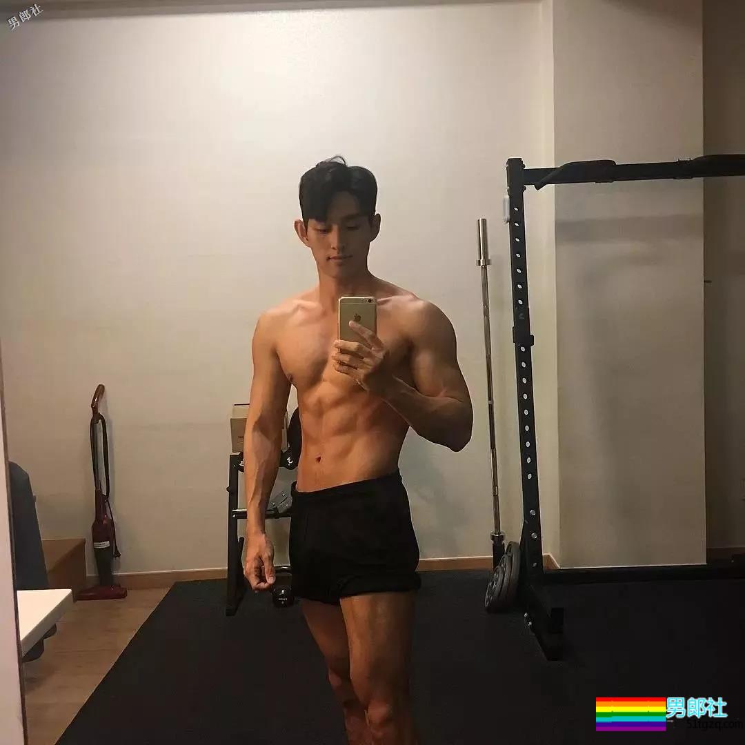 拥有小奶狗的颜值和小狼狗的身材脱光后忍不住想抚摸 - 51虹马