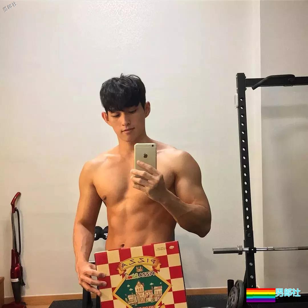 拥有小奶狗的颜值和小狼狗的身材脱光后忍不住想抚摸 - 51虹马