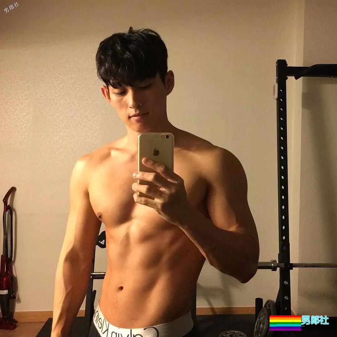 拥有小奶狗的颜值和小狼狗的身材脱光后忍不住想抚摸 - 51虹马