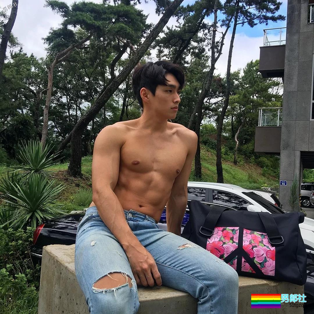 拥有小奶狗的颜值和小狼狗的身材脱光后忍不住想抚摸 - 51虹马