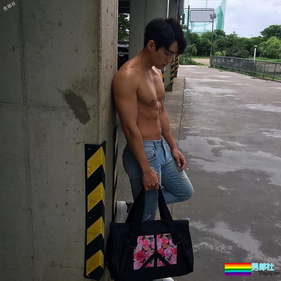 拥有小奶狗的颜值和小狼狗的身材脱光后忍不住想抚摸 - 51虹马