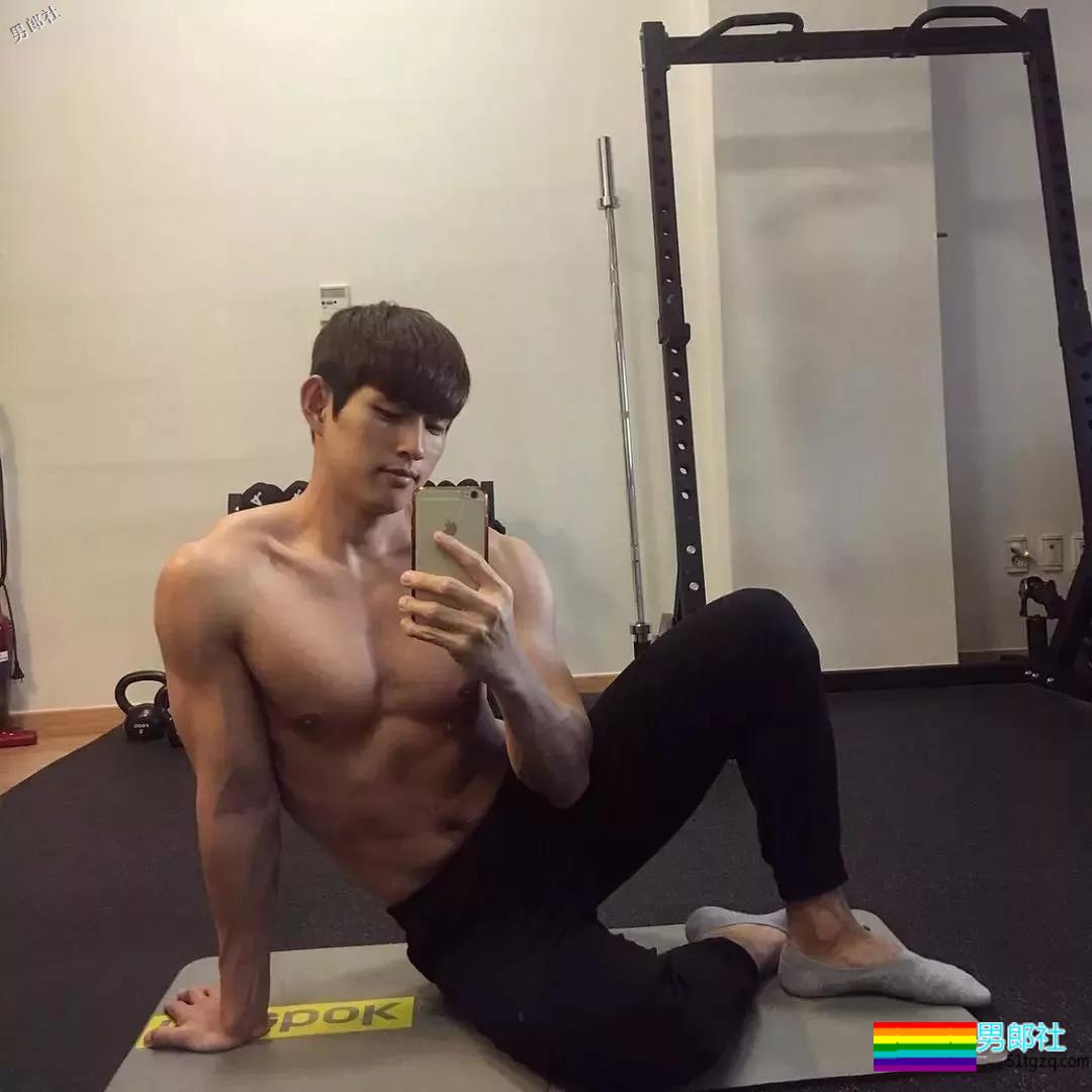 拥有小奶狗的颜值和小狼狗的身材脱光后忍不住想抚摸 - 51虹马