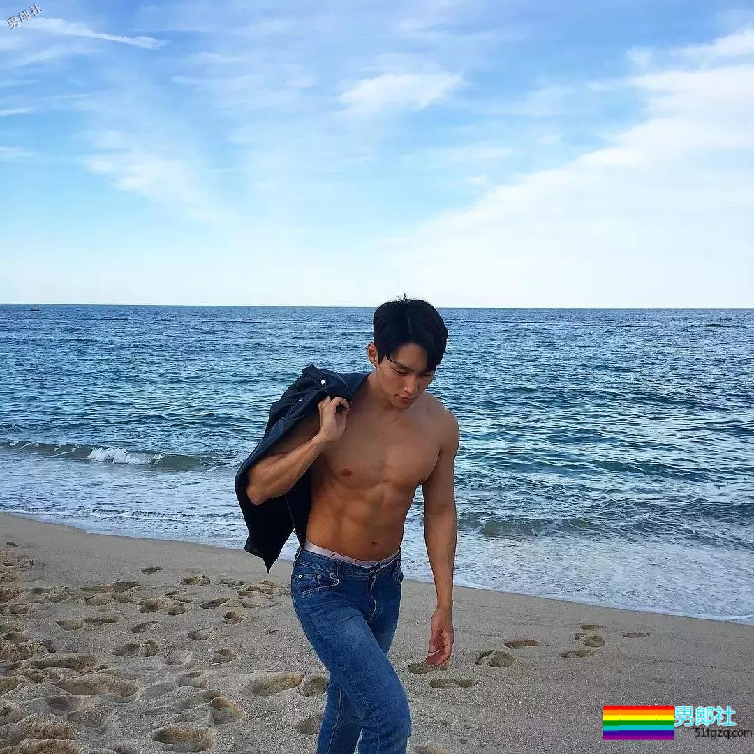 拥有小奶狗的颜值和小狼狗的身材脱光后忍不住想抚摸 - 51虹马