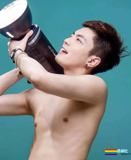 帅气的空少.更衣室里竟然做1-51虹马