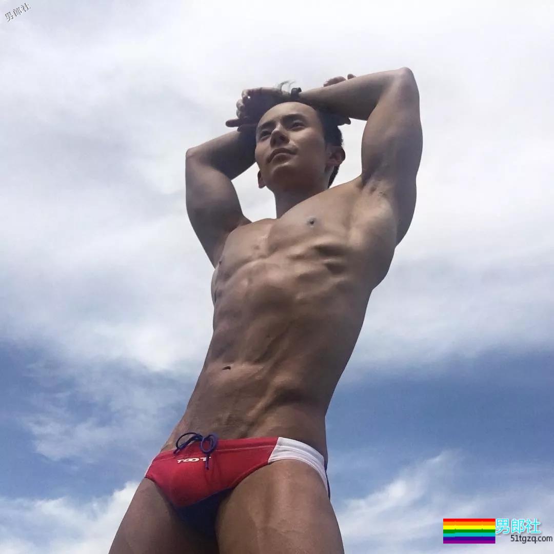 健体俊男肌霸泳裤秀，每一寸肌肉都是亮点，大饱眼福！ - 51虹马