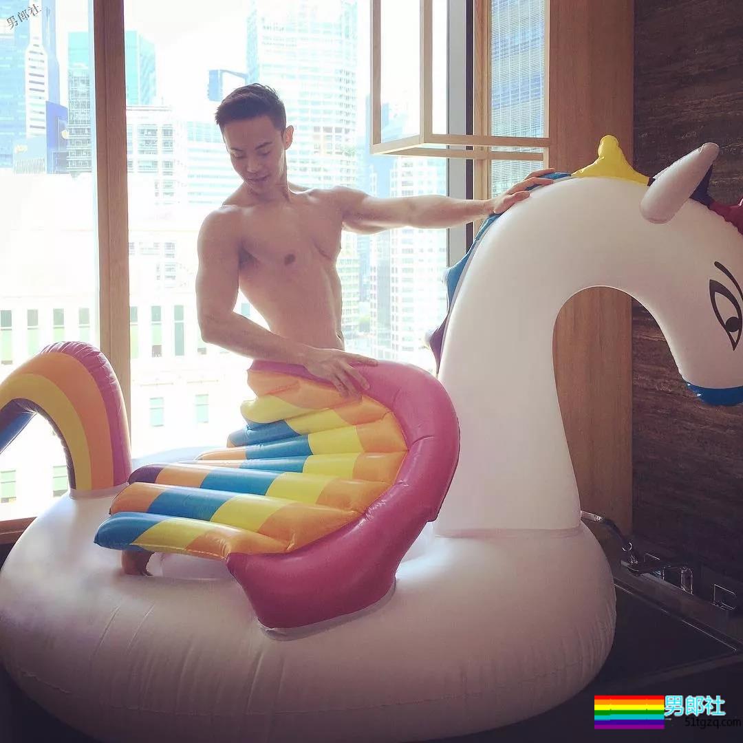 健体俊男肌霸泳裤秀，每一寸肌肉都是亮点，大饱眼福！ - 51虹马