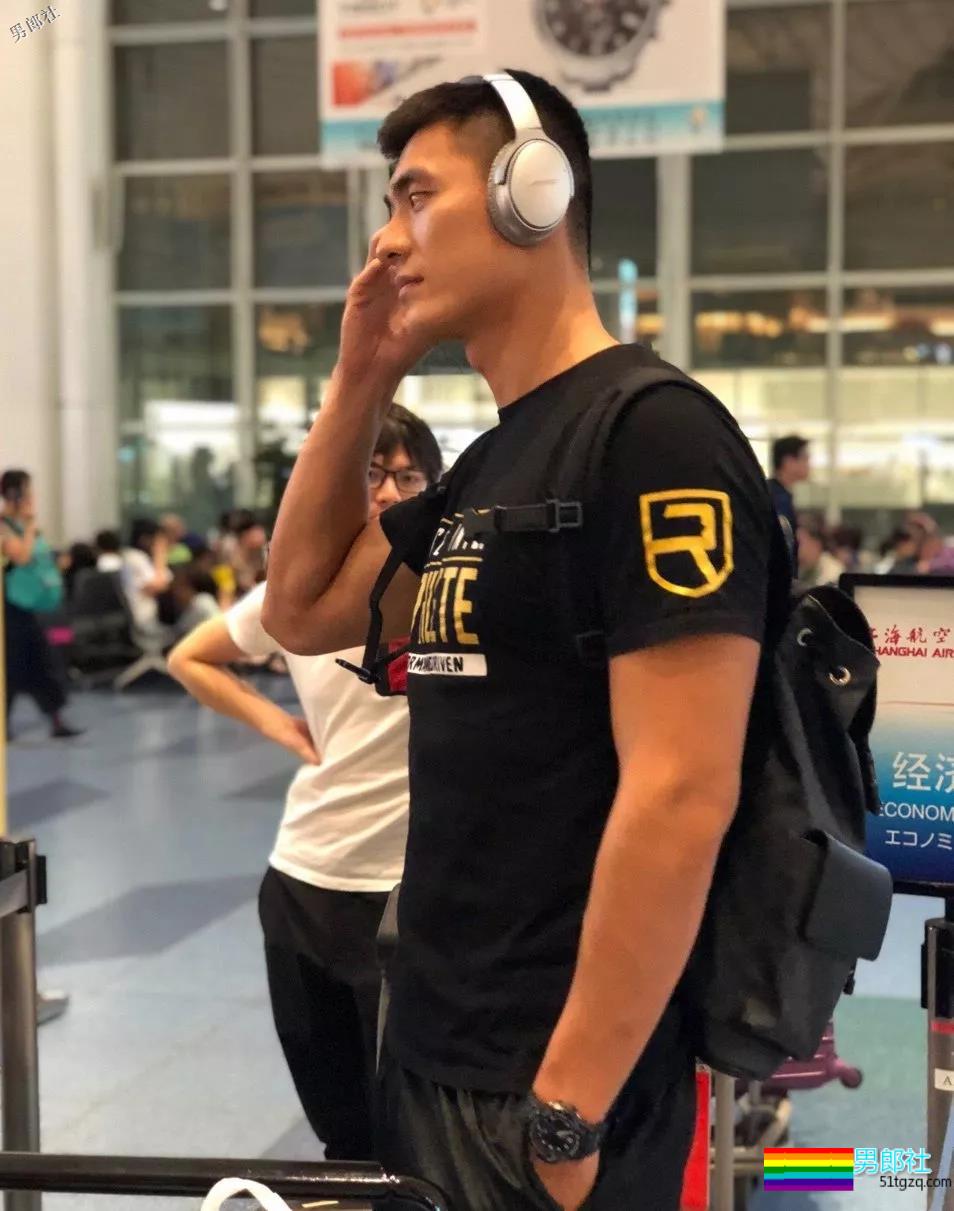 搂过徐嘉余，颜值超越宁泽涛？他浴室硬照一秒掏空血槽 - 51虹马