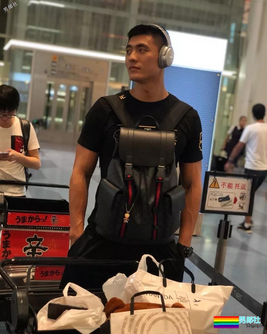 搂过徐嘉余，颜值超越宁泽涛？他浴室硬照一秒掏空血槽 - 51虹马