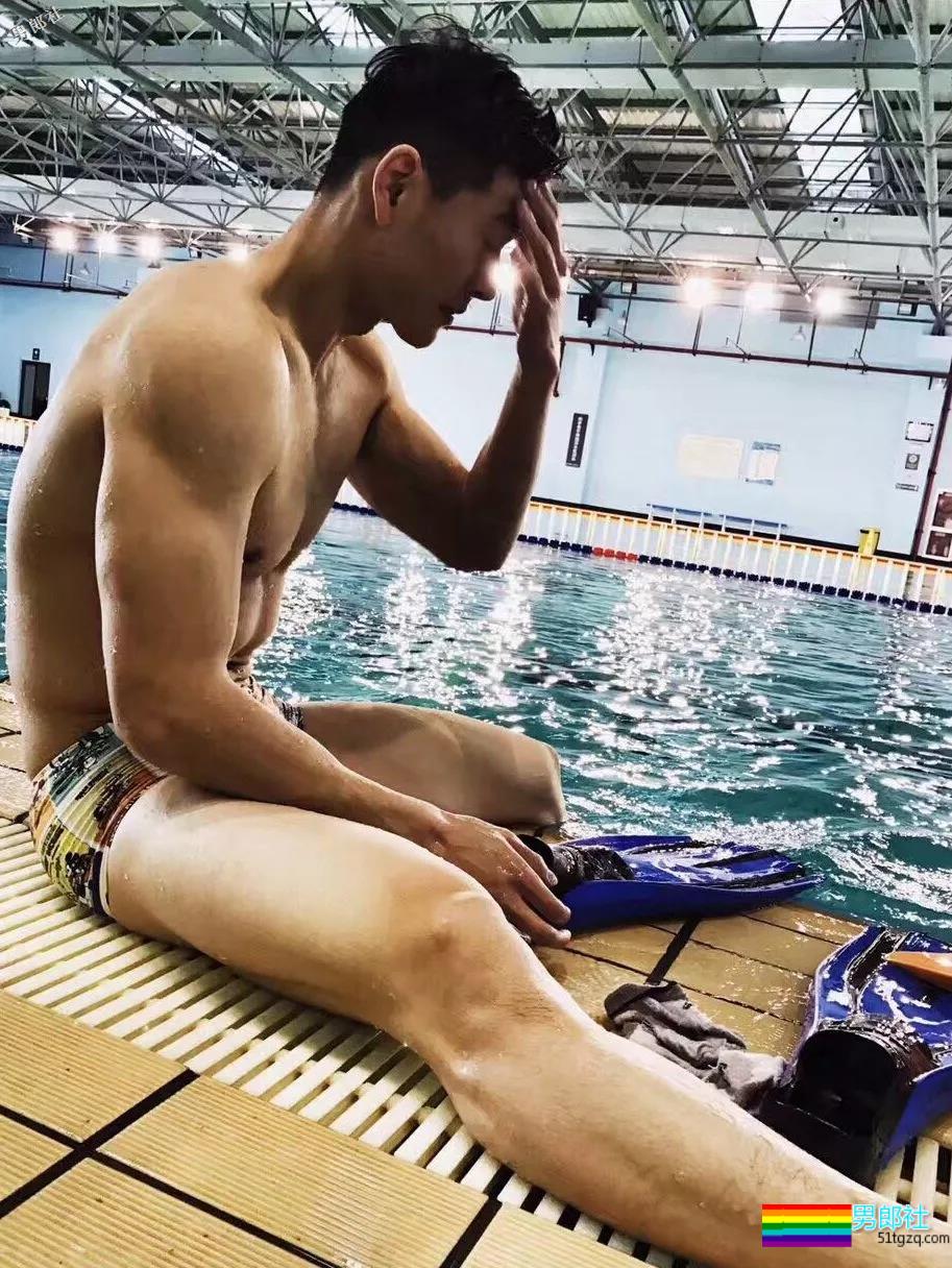 搂过徐嘉余，颜值超越宁泽涛？他浴室硬照一秒掏空血槽 - 51虹马