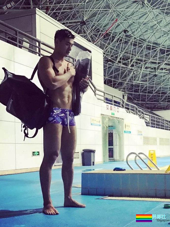 搂过徐嘉余，颜值超越宁泽涛？他浴室硬照一秒掏空血槽 - 51虹马