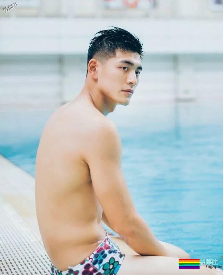 搂过徐嘉余，颜值超越宁泽涛？他浴室硬照一秒掏空血槽 - 51虹马