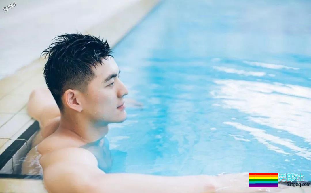 搂过徐嘉余，颜值超越宁泽涛？他浴室硬照一秒掏空血槽 - 51虹马