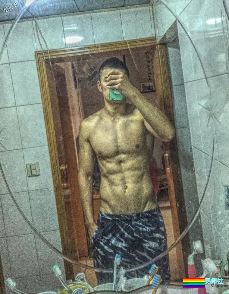 搂过徐嘉余，颜值超越宁泽涛？他浴室硬照一秒掏空血槽 - 51虹马