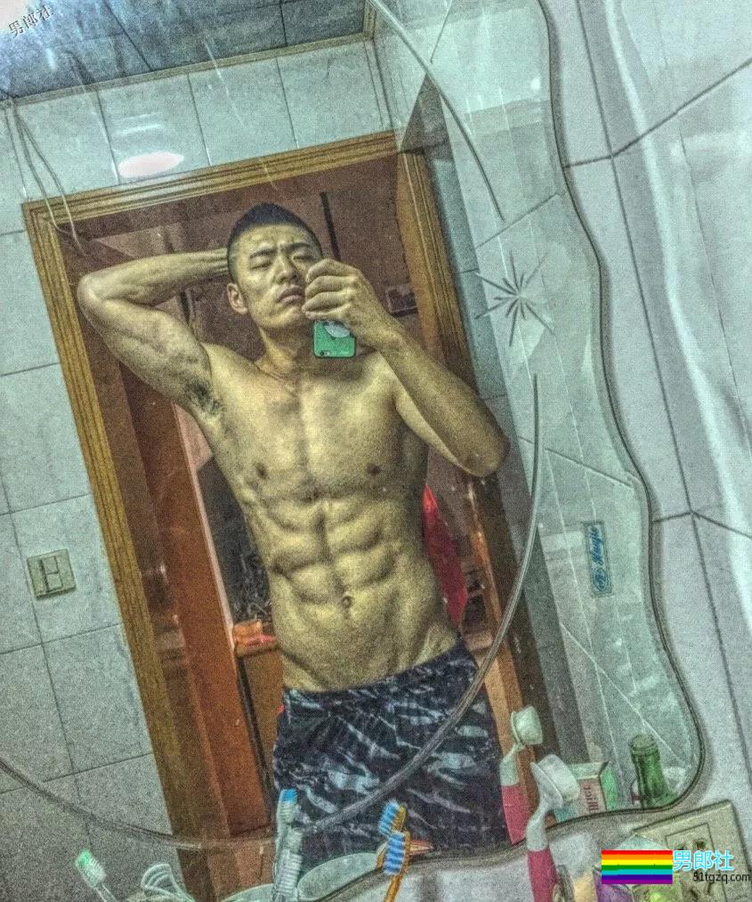 搂过徐嘉余，颜值超越宁泽涛？他浴室硬照一秒掏空血槽 - 51虹马