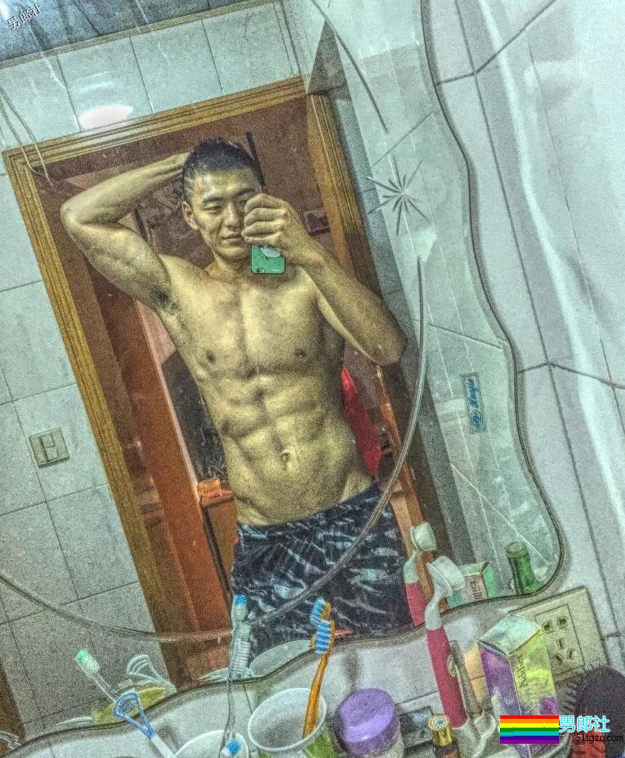 搂过徐嘉余，颜值超越宁泽涛？他浴室硬照一秒掏空血槽 - 51虹马