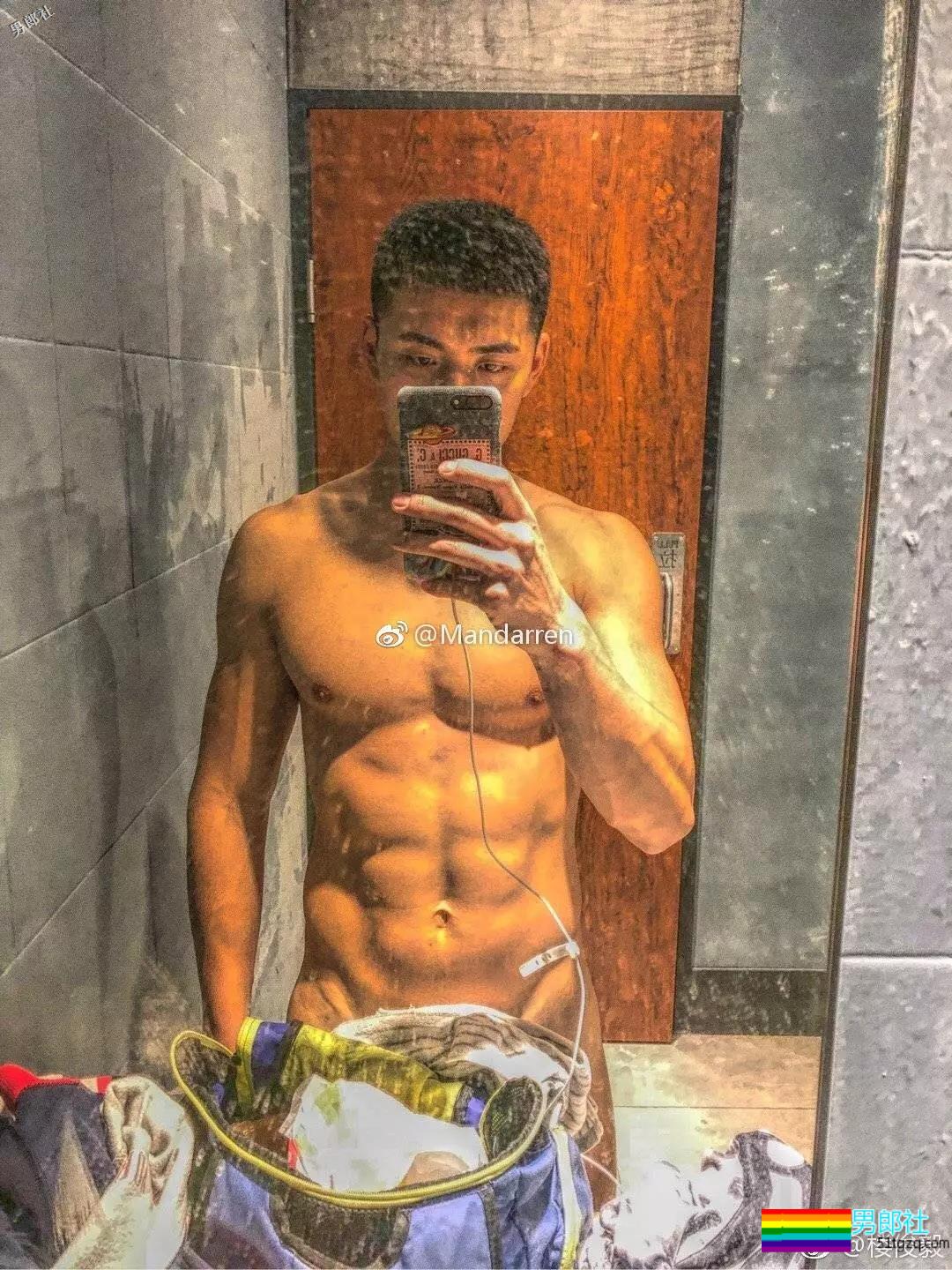 搂过徐嘉余，颜值超越宁泽涛？他浴室硬照一秒掏空血槽 - 51虹马