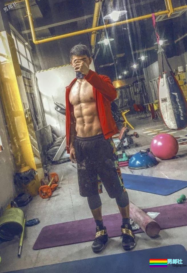 搂过徐嘉余，颜值超越宁泽涛？他浴室硬照一秒掏空血槽 - 51虹马