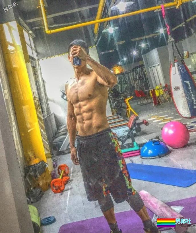 搂过徐嘉余，颜值超越宁泽涛？他浴室硬照一秒掏空血槽 - 51虹马