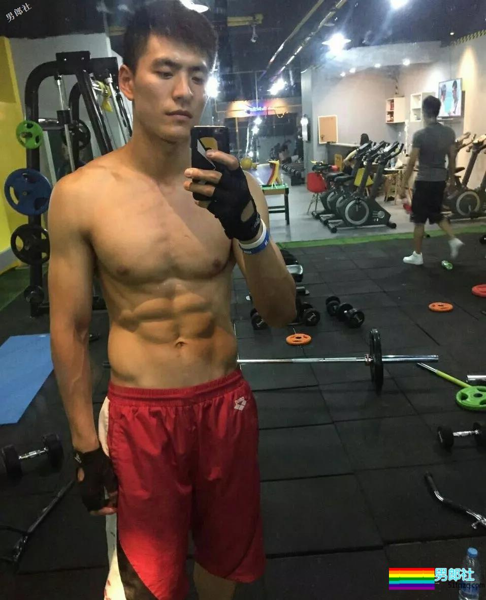 搂过徐嘉余，颜值超越宁泽涛？他浴室硬照一秒掏空血槽 - 51虹马