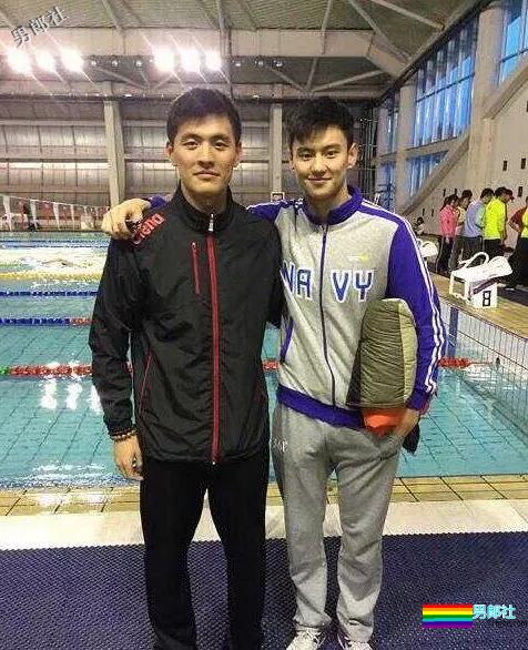 搂过徐嘉余，颜值超越宁泽涛？他浴室硬照一秒掏空血槽 - 51虹马