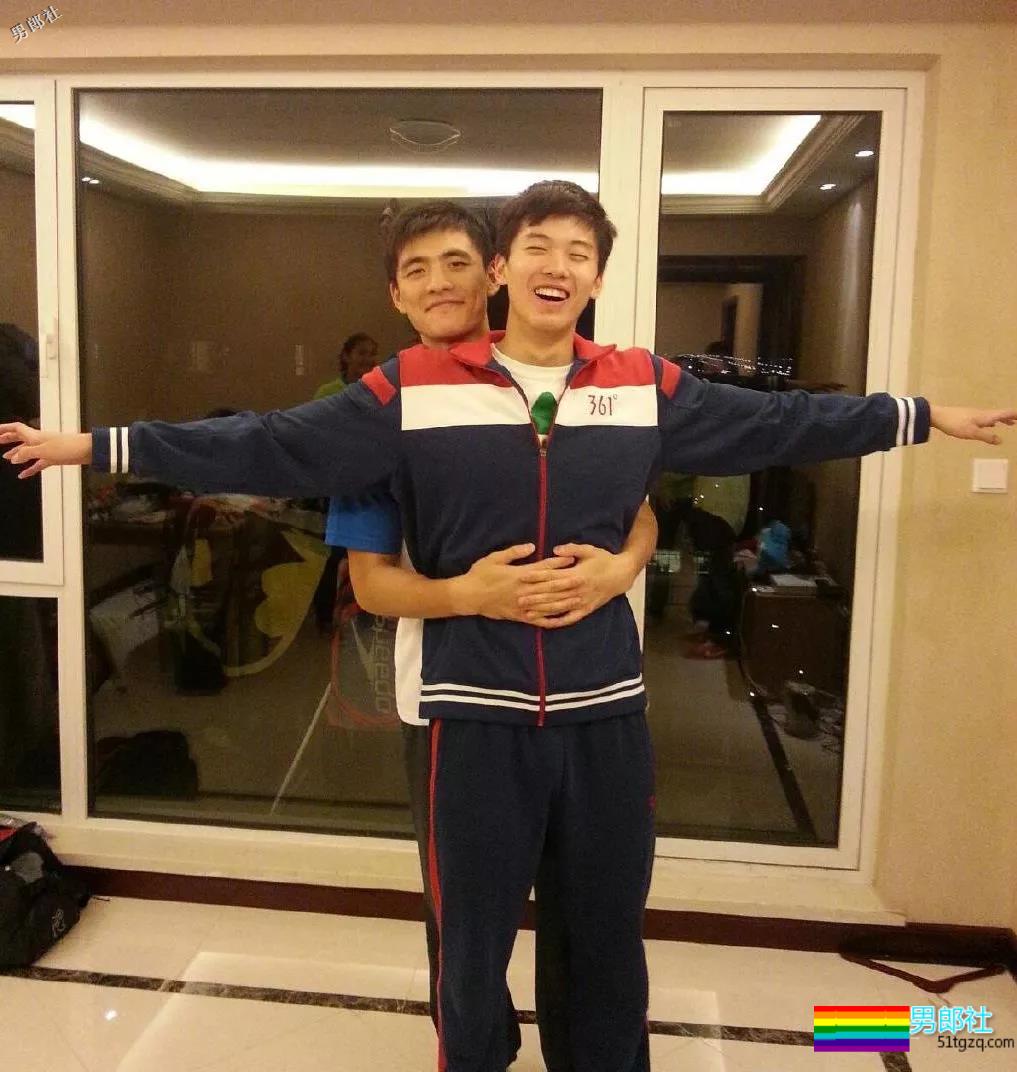 搂过徐嘉余，颜值超越宁泽涛？他浴室硬照一秒掏空血槽 - 51虹马