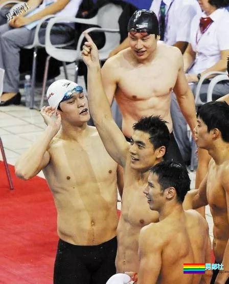 搂过徐嘉余，颜值超越宁泽涛？他浴室硬照一秒掏空血槽 - 51虹马