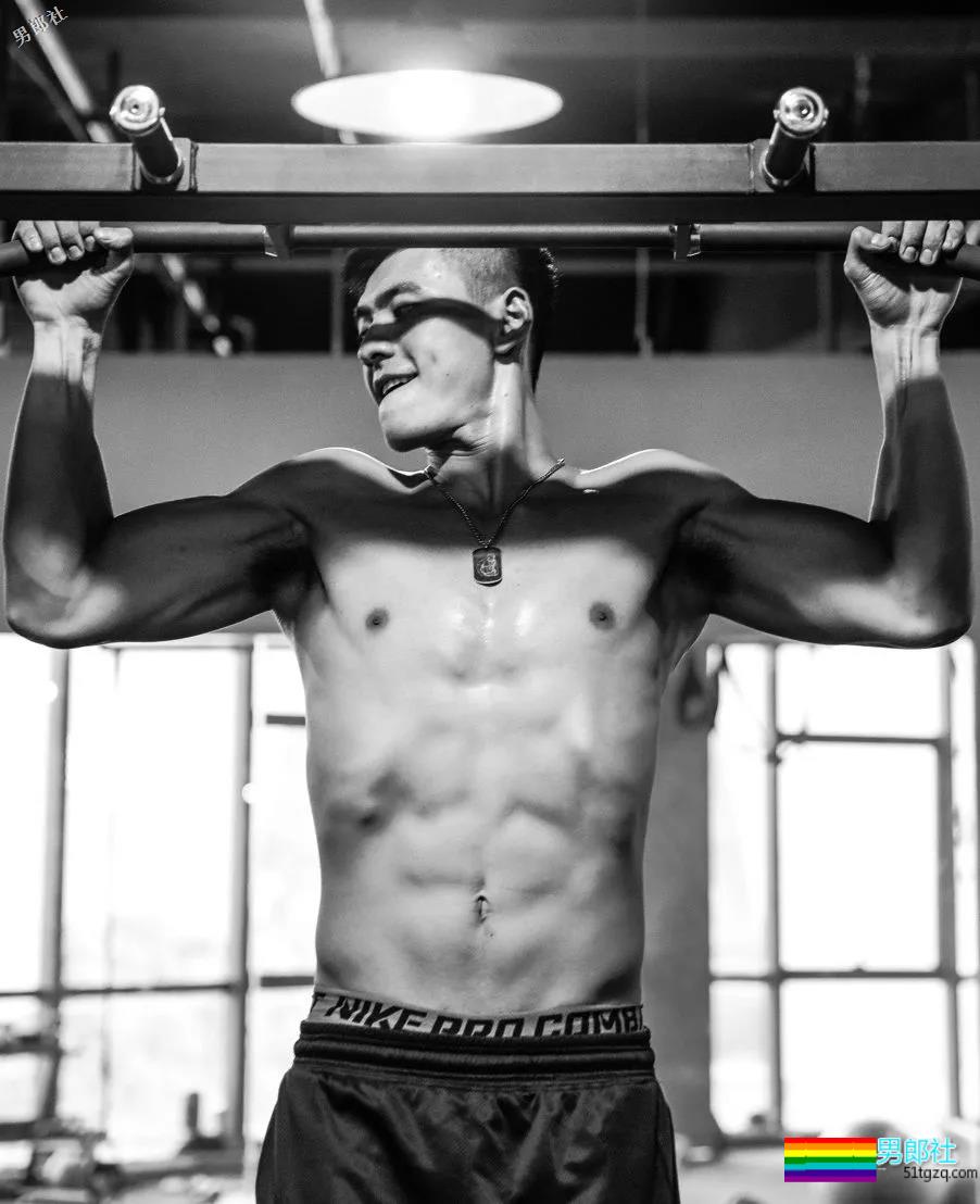 搂过徐嘉余，颜值超越宁泽涛？他浴室硬照一秒掏空血槽 - 51虹马