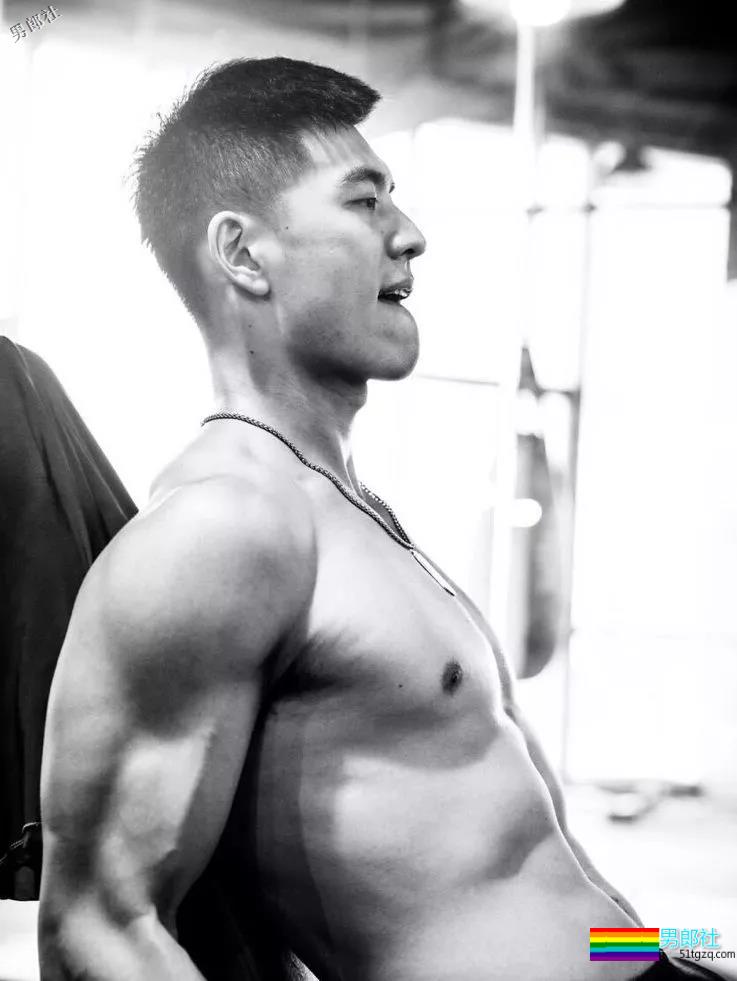 搂过徐嘉余，颜值超越宁泽涛？他浴室硬照一秒掏空血槽 - 51虹马