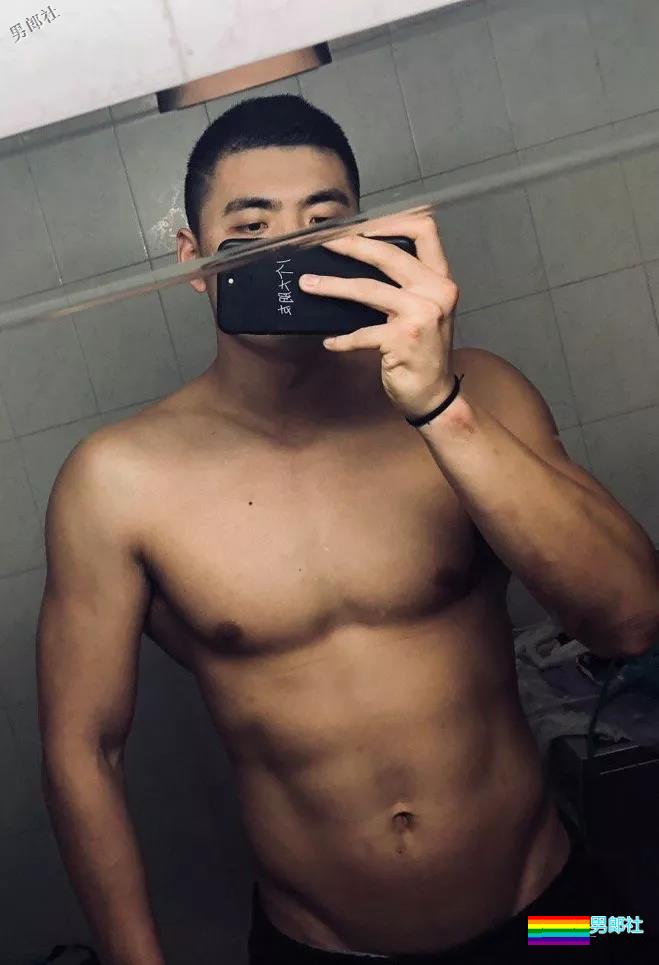 搂过徐嘉余，颜值超越宁泽涛？他浴室硬照一秒掏空血槽 - 51虹马