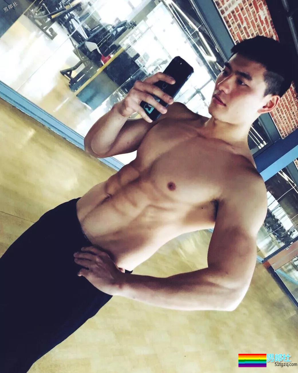 搂过徐嘉余，颜值超越宁泽涛？他浴室硬照一秒掏空血槽 - 51虹马