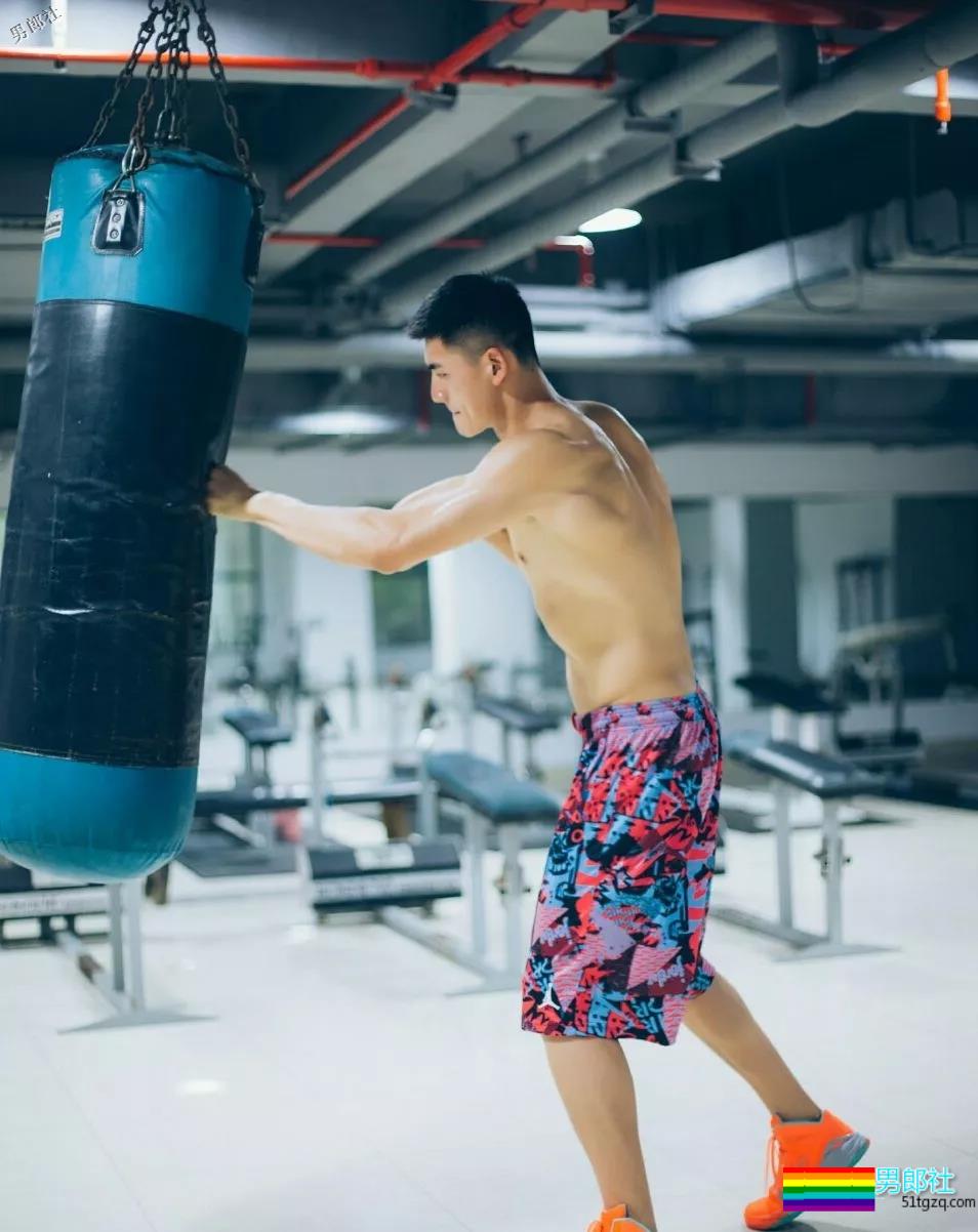 搂过徐嘉余，颜值超越宁泽涛？他浴室硬照一秒掏空血槽 - 51虹马