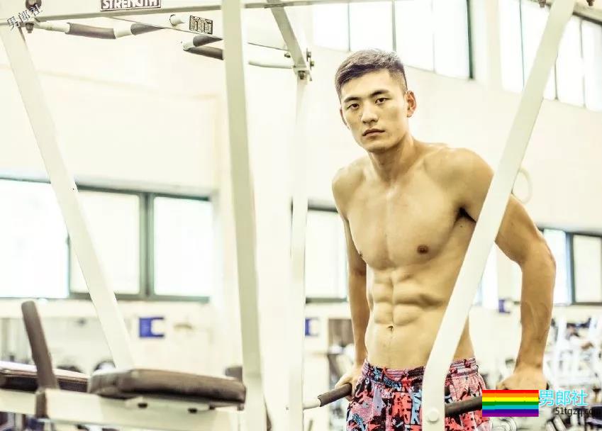 搂过徐嘉余，颜值超越宁泽涛？他浴室硬照一秒掏空血槽 - 51虹马