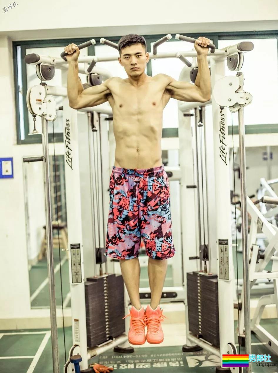 搂过徐嘉余，颜值超越宁泽涛？他浴室硬照一秒掏空血槽 - 51虹马