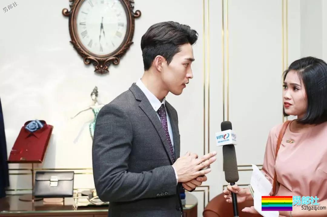 正装肌肉男模主持人，只穿内内在化妆间自拍，好闻！-51虹马