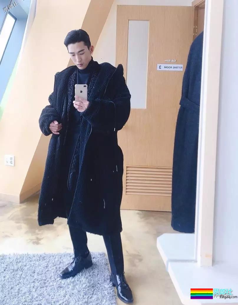 正装肌肉男模主持人，只穿内内在化妆间自拍，好闻！ - 51虹马