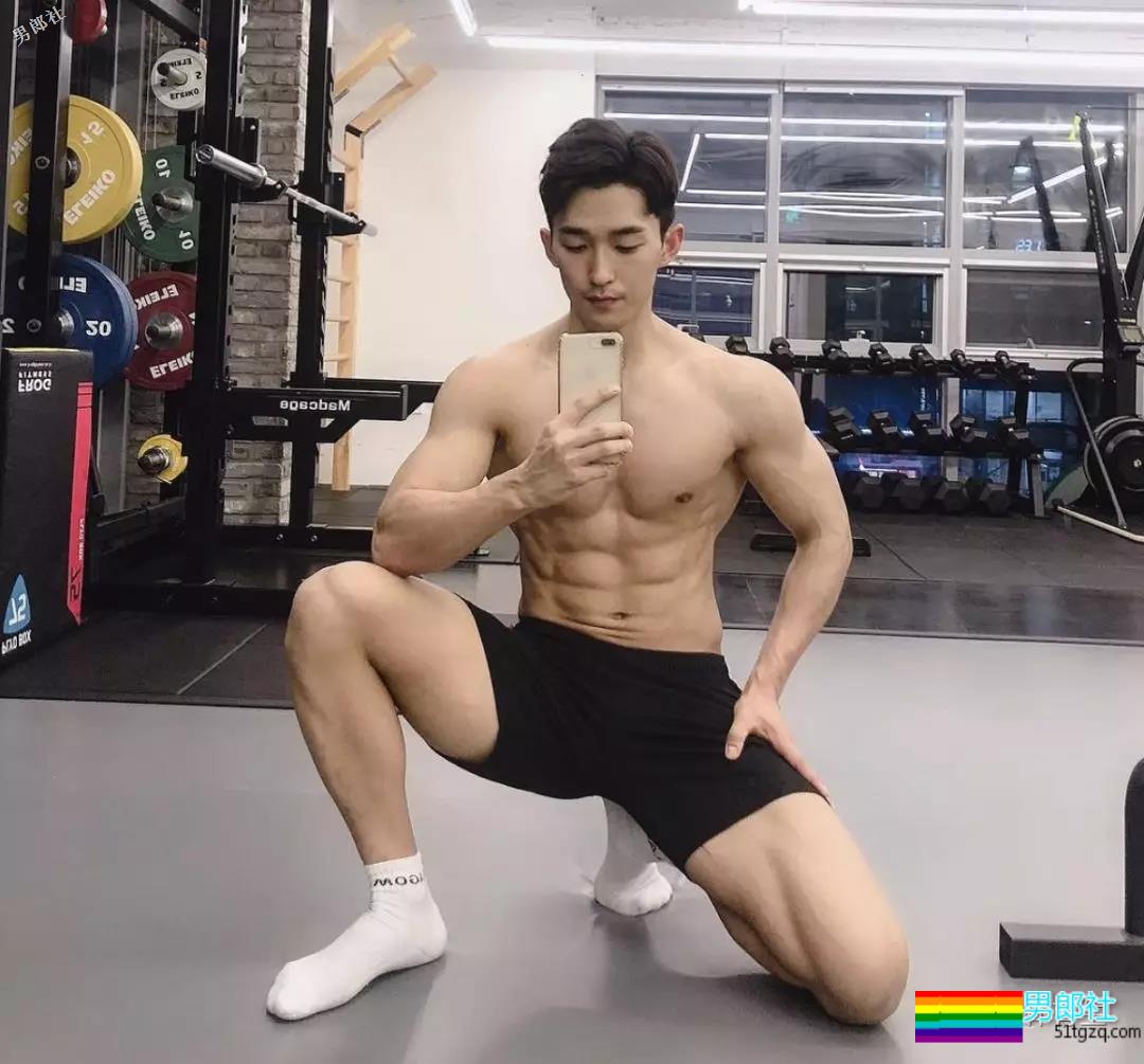 正装肌肉男模主持人，只穿内内在化妆间自拍，好闻！ - 51虹马