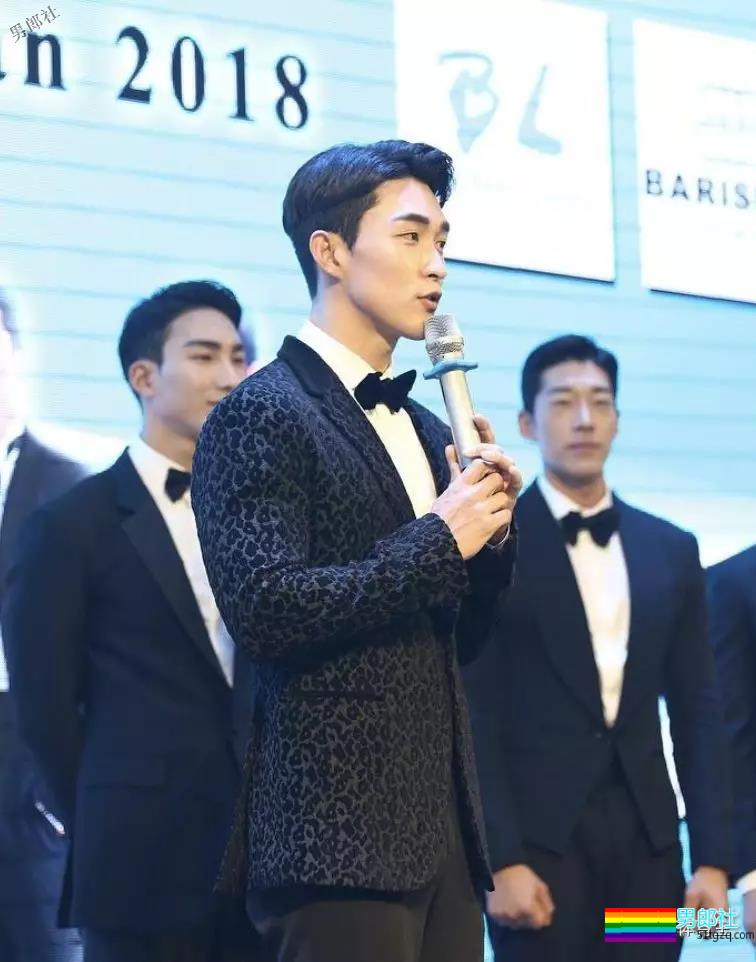 正装肌肉男模主持人，只穿内内在化妆间自拍，好闻！ - 51虹马